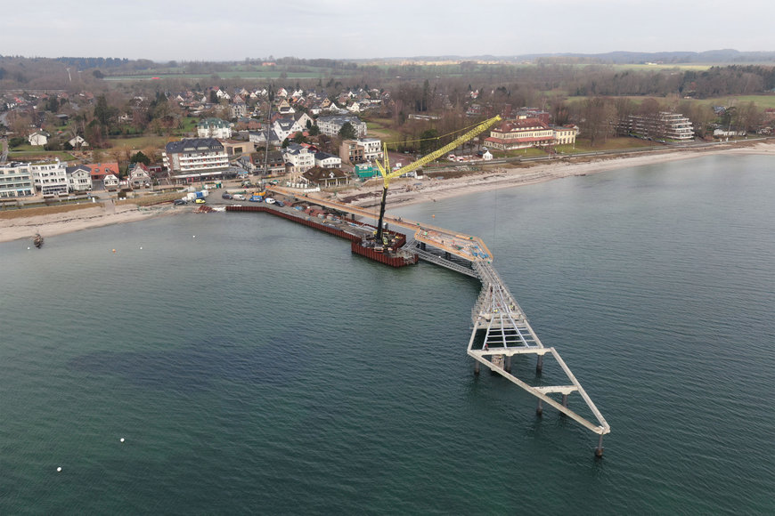 Working on water: LTM 1300-6.2 from Sönke Jordt erects pier